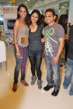 Reshmi Ghosh, Mouni Roy, and Faisal Deshmukh at Lemon Salon Launch in Goregaon on 30th May 2010.jpg